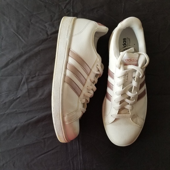 Athletic shoes - Picture 2 of 3